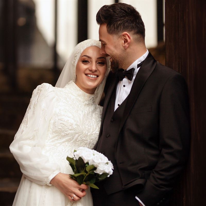 Novios abrazados el día de su boda